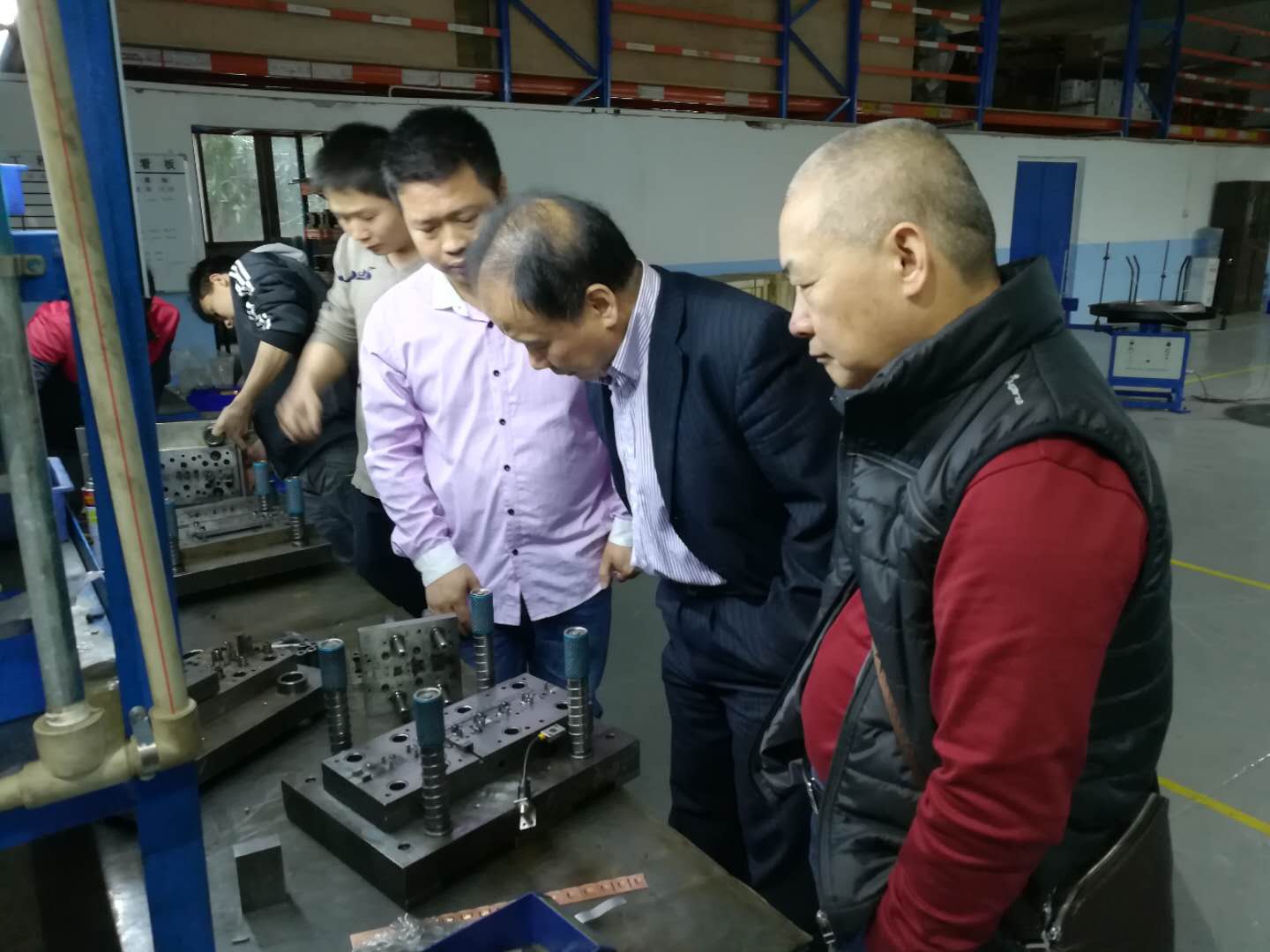 Pwofesè Xin nan Inivèsite de Tehnoloji Henan bay vòltaj sou pwensisyèl teknoloji extrusion frèt nan EMAR Hardware Kompani(pic3)