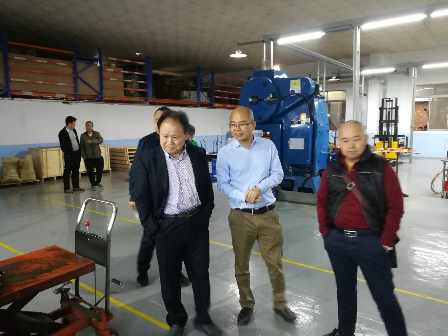 Pwofesè Xin nan Inivèsite de Tehnoloji Henan bay vòltaj sou pwensisyèl teknoloji extrusion frèt nan EMAR Hardware Kompani(pic5)