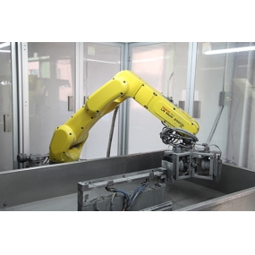 Robot di macinazione utilizzato per la lavorazione di profili in alluminio CNC