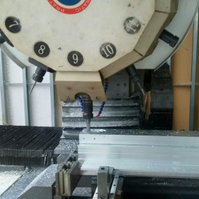 Usinage de petites pièces en aluminium pour véhicules CNC