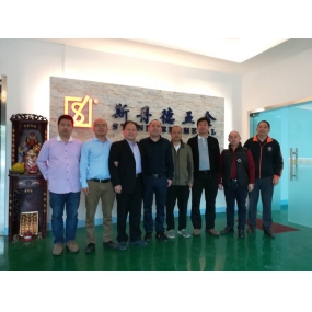 Profesor Xin dari Universiti Teknologi Henan memberikan petunjuk mengenai teknologi ekstru